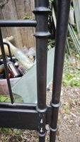 Stilvolles Metallbett im Industrial-Design