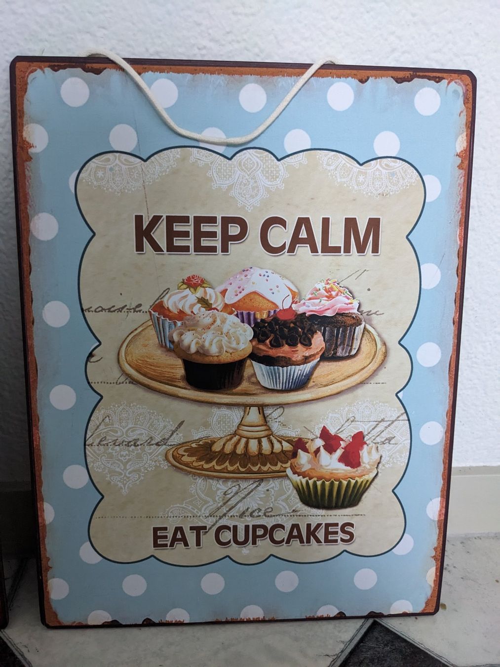 Insegne: 2 Schilder Deko Keep calm eat cupcakes – Usato da Lengnau AG venduto da Nathi88 7