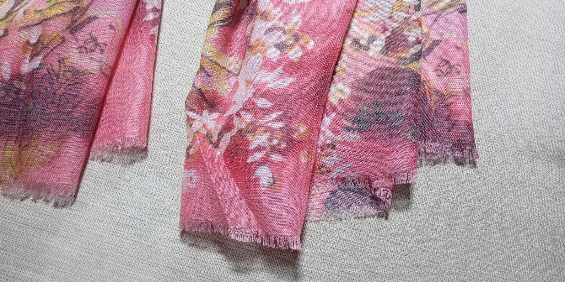 Foulard & Sciarpe: Romantischer Schal mit Blumenmuster zu Nile Odd Molly – Usato da St. Gallen venduto da Hereplaysmusic 3