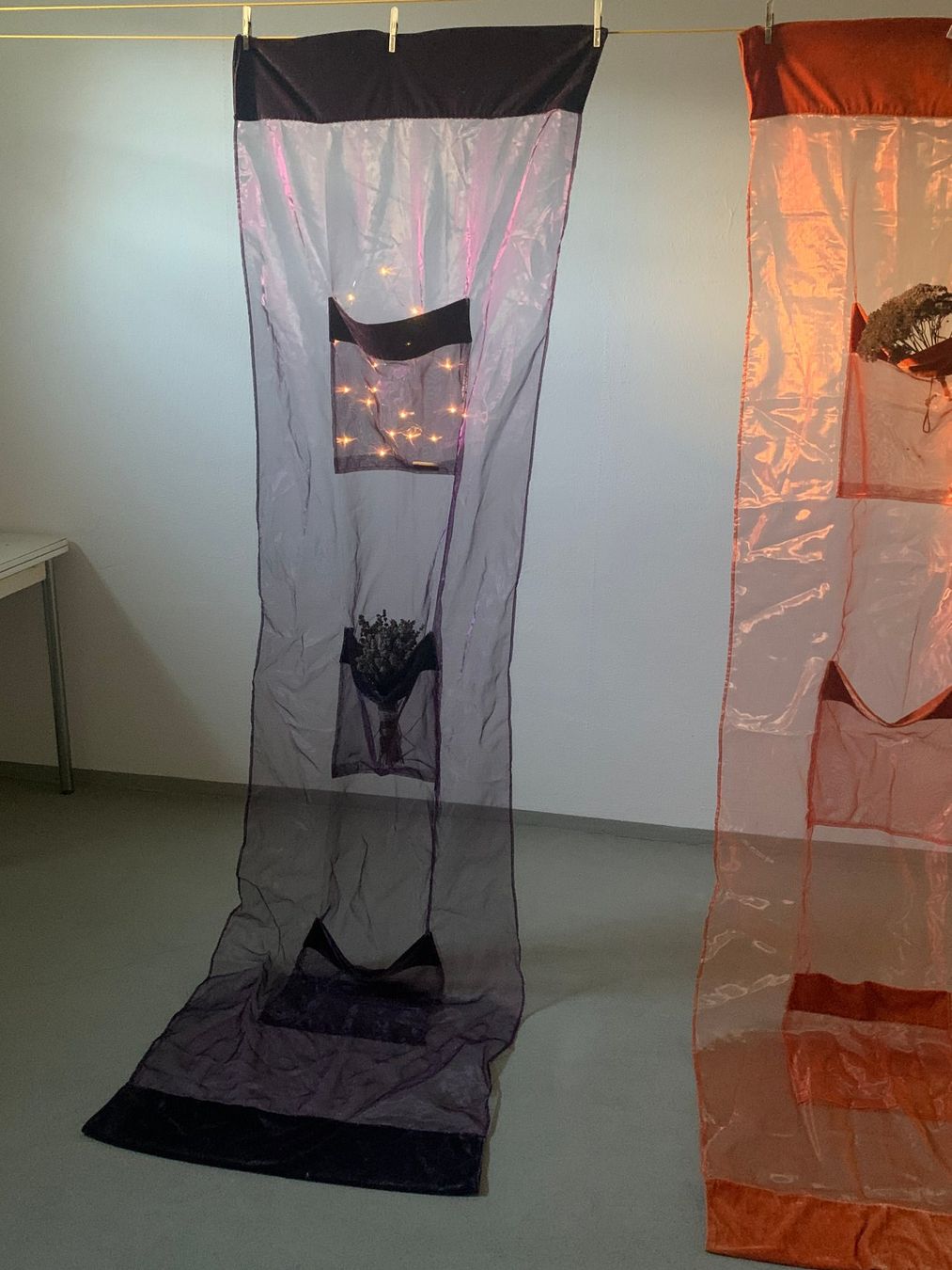 Tende: Voile/Samt Stoff mit 3 Taschen viola – Nuovo e nell'imballaggio originale da St. Gallen venduto da Miousch 6