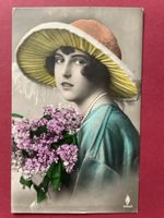 Alte Ansichtskarte Frau mit Hut und Flieder gelaufen 1924