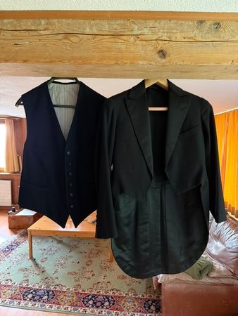 Vintage Frack mit Weste und Melone – elegantes Ensemble