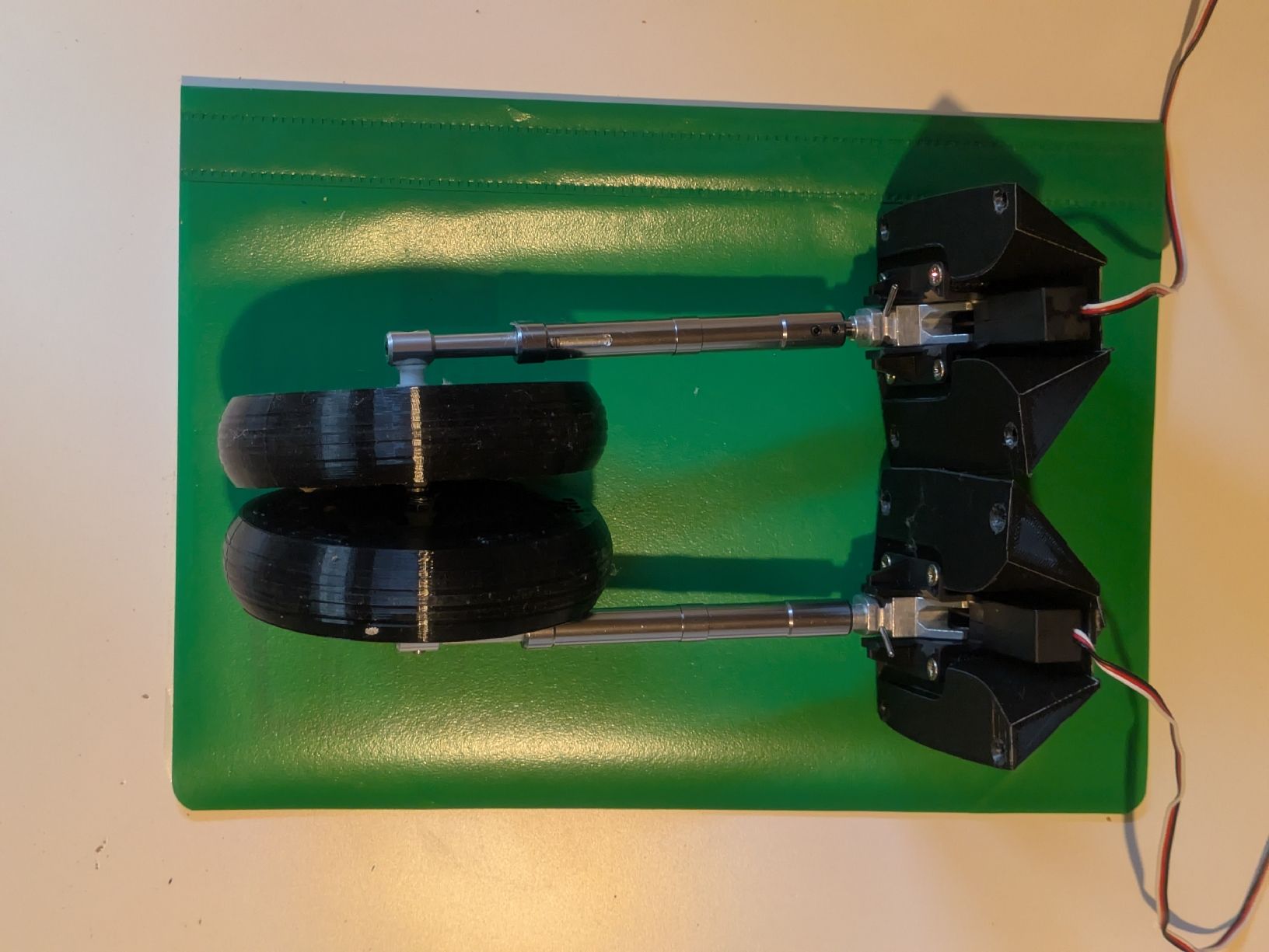 RC Modellbau: Custom Dual-Wheel Electronic Retractable Landing Gear Set – Gebraucht aus Wohlen AG von Tud_pyl8