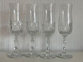 Lot de 4 flûtes à champagne en cristal taillé, élégant