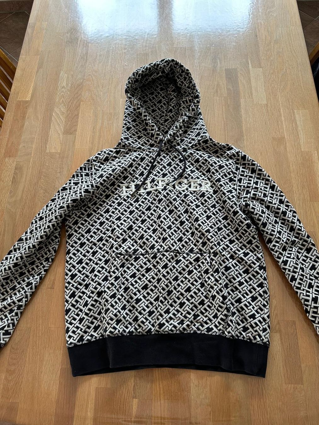 Tommy Hilfiger Maglioni & Felpe: Pull Tommy Hilfiger, taille M, noir et beige, comme neuf – Nuovo (secondo la descrizione) da Vétroz venduto da enz_gr95