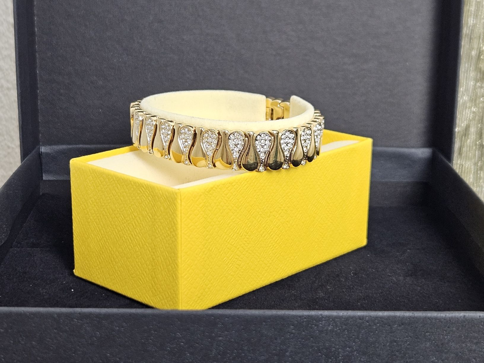 Bracciali & Braccialetti: Statement Gold Plaed Bracelet with Rhinestones, Chic Summer – Usato da Brüttisellen venduto da par_8zbj 4