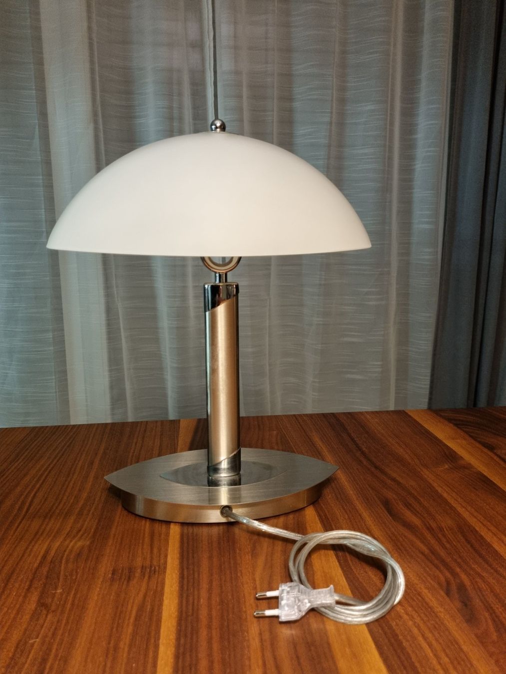 Lampade: Tischleuchte weisses Glas – Usato da Tuggen venduto da logoplan