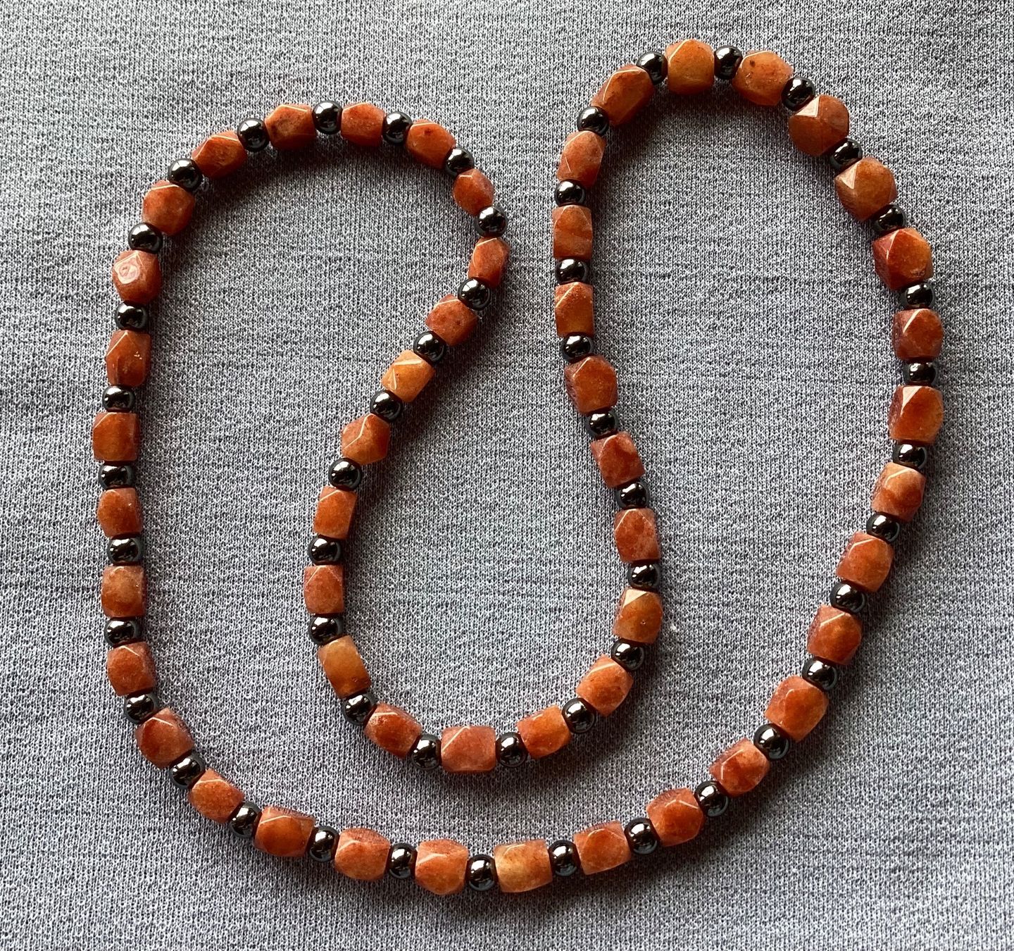Ketten: Moderne Heilstein-Edelsteinkette: Honig Jade + Hämatit – Neu und originalverpackt aus Laax von kri_95f5