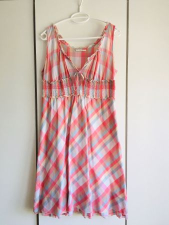 Wunderschönes ärmelloses Sommerkleid aus Baumwolle