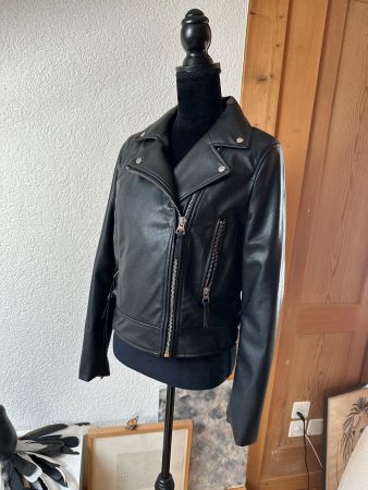 Schwarze Kunstlederjacke im Biker-Stil! Gr. 38 - NEU!