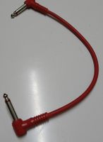 Rotes Patchkabel mit Winkelstecker - Ideal für Pedale!