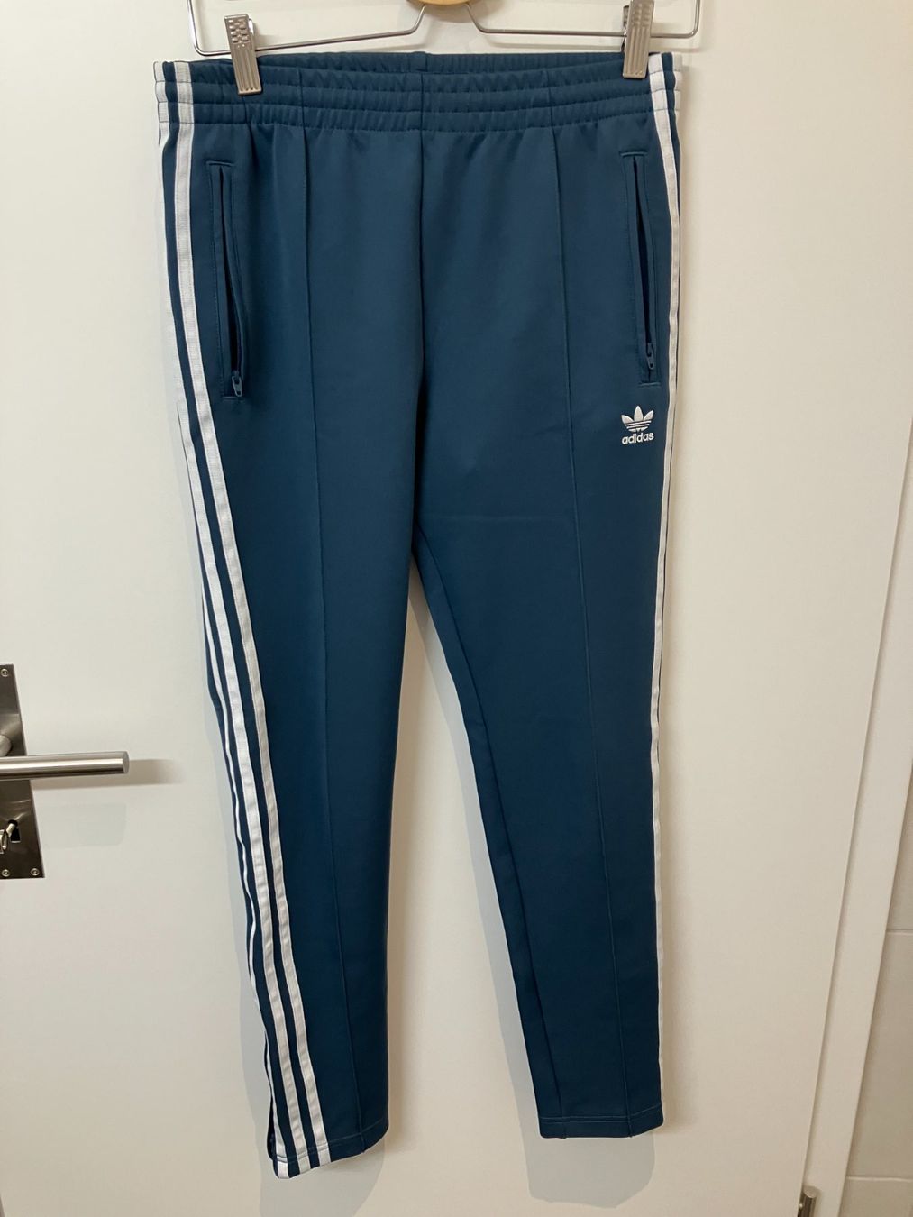 Adidas Hosen: Trainerhosen Adidas 34 – Gebraucht aus Spiez von JaS