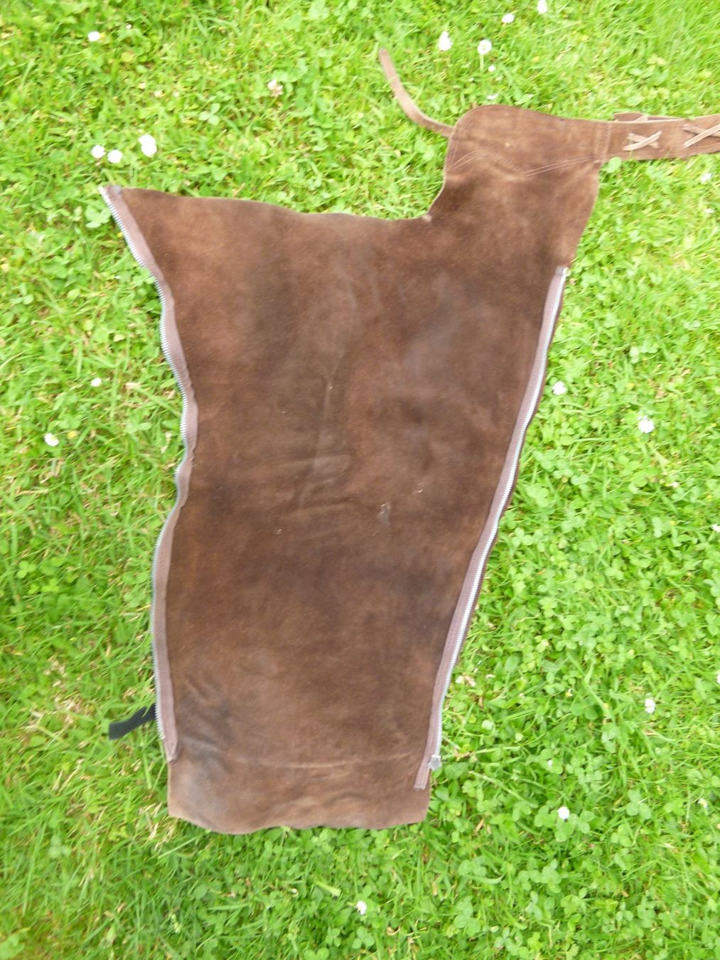 Pantaloni: braune Western-Chaps aus Wildleder – Usato da Dättlikon venduto da Mamakuga 3