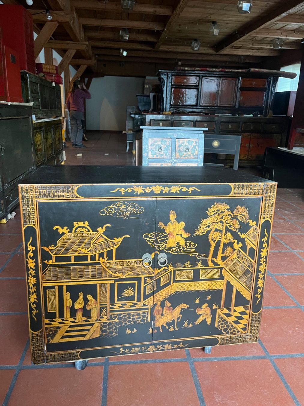 Cassettiere: Schwarze Kommode mit Goldmalerei – Nuovo (secondo la descrizione) da Cham venduto da mjg1901