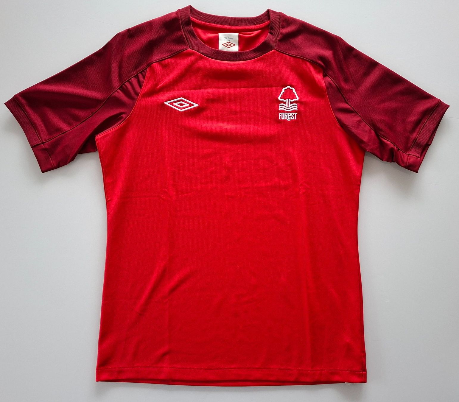 Umbro Canottiere & Pantaloni: Maillot Umbro Nottingham Forest training 2012-2013 – Usato da Signy venduto da oli_sn9g