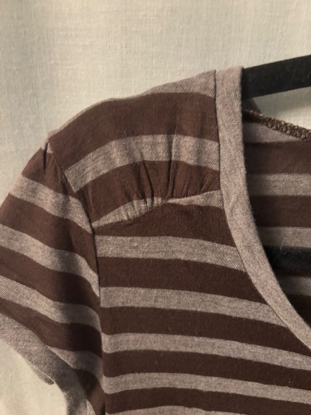 T-Shirts: T-shirt rayé marron et gris, col V – Gebraucht aus Lausanne von milou201619 1