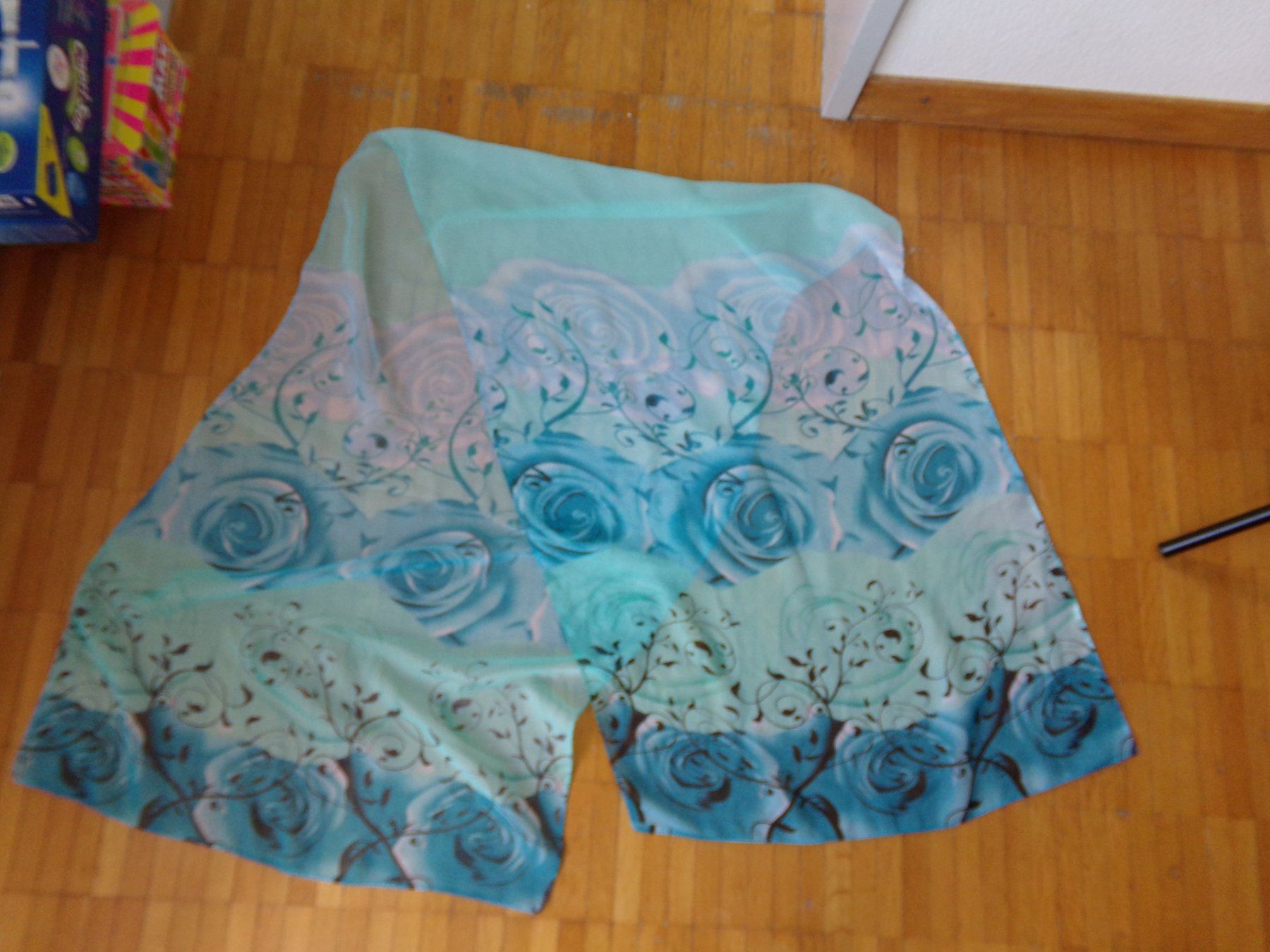 Foulard & Sciarpe: Damen Schal blau mit Rosen – Usato da Winterthur venduto da Jessi_di