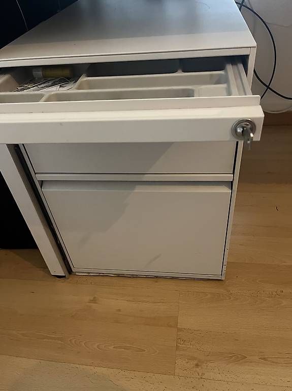 Lista Schreibtische: Lista Office Unterstellkorpus – Gebraucht aus Luzern von ELIAS1A 1