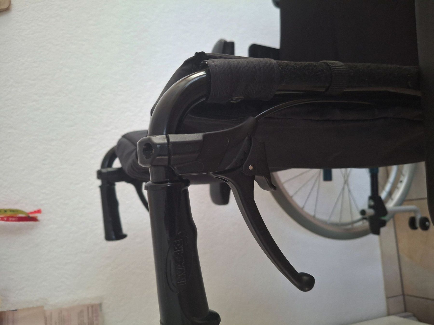 Rollstühle: Rollstuhl Invacare Action3 Echo mit Trommelbremsen – Gebraucht aus Wittnau von Onyx73 2