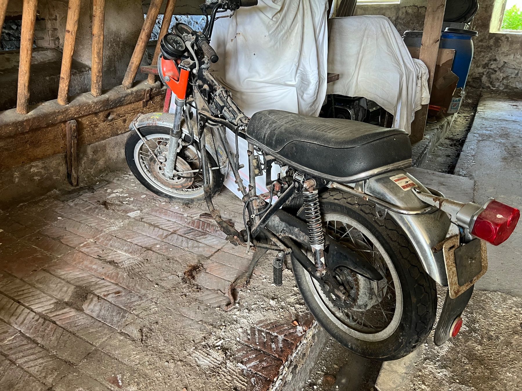 Yamaha Strasse: Motorrad Yamaha TX750 Oldtimer, Scheunenfund – Defekt aus Wettingen von Wespi4 1