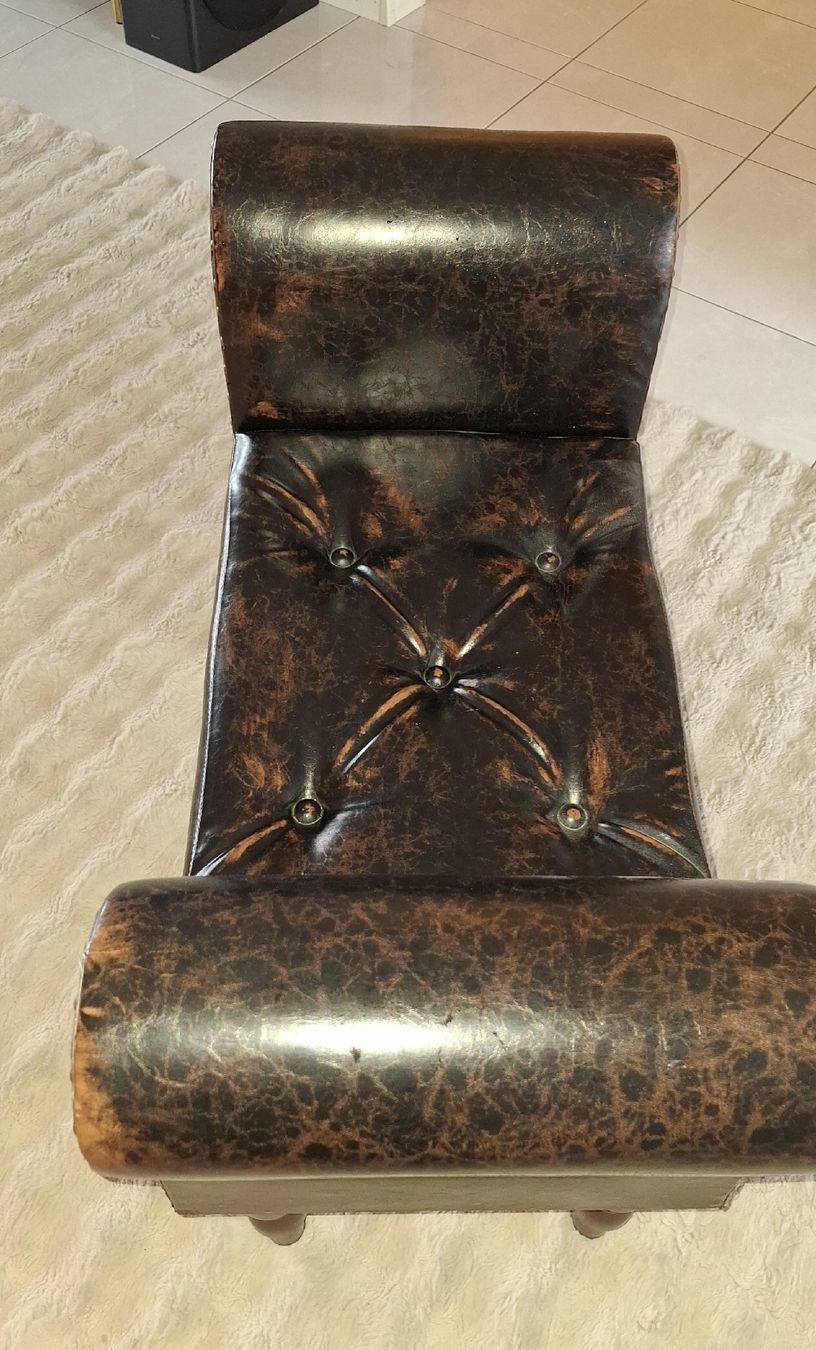 Hocker: Chesterfield-Bank – Gebraucht aus Zürich von TS0307 2