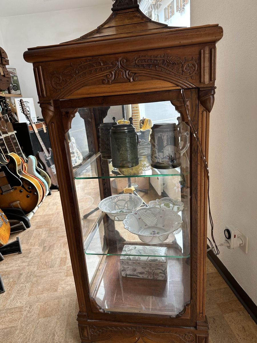 Vetrine: Antike Vitrine, wohl aus einer Kirche oder Kloster – Usato da Tschierv venduto da Screamingwolfguitars 1