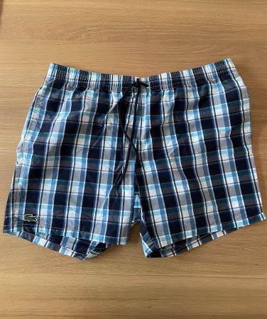 Neue Badeshorts von Lacoste blau kariert