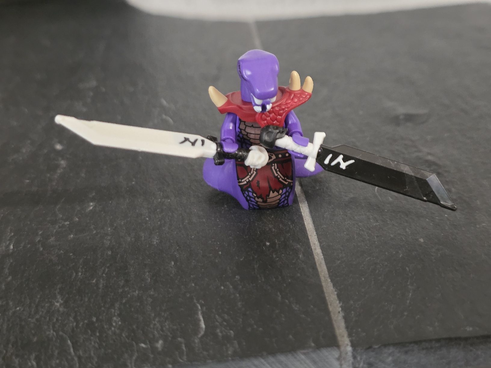 Lego Figuren: Lego Ninjago Schlangenfigur lila mit zwei Schwertern – Gebraucht aus Dorf von Echo_Elements 1