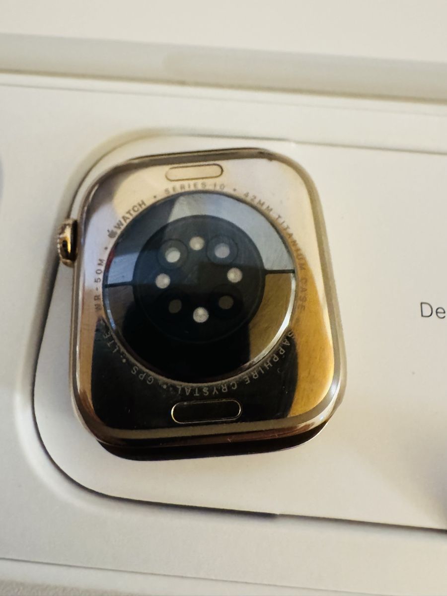Apple Smartwatch:  Apple Watch Series 10, 42 mm, 4G – Nuovo (secondo la descrizione) da Winterthur venduto da salebook 4