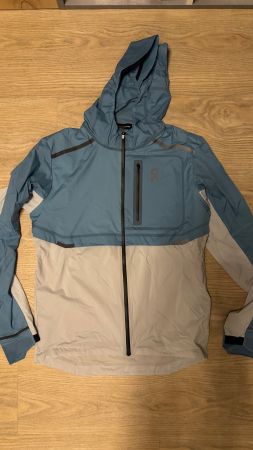 On „Run on Clouds“ Running Weather Jacket Gr. S