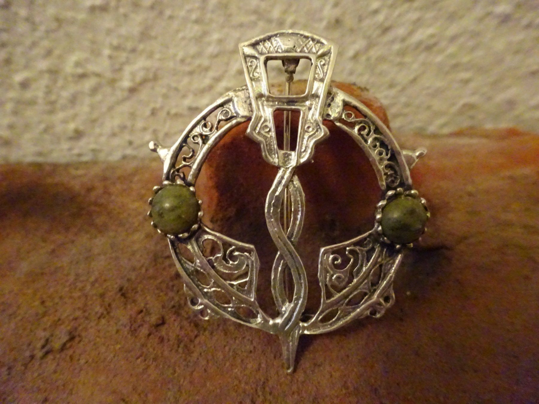 Broschen & Nadeln: Kelten Fibel / Brosche Irland Jade – Gebraucht aus Esslingen von FetteSchnecke