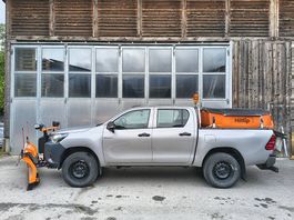 Toyota Hilux mit Salzstreuer und Schneepflug