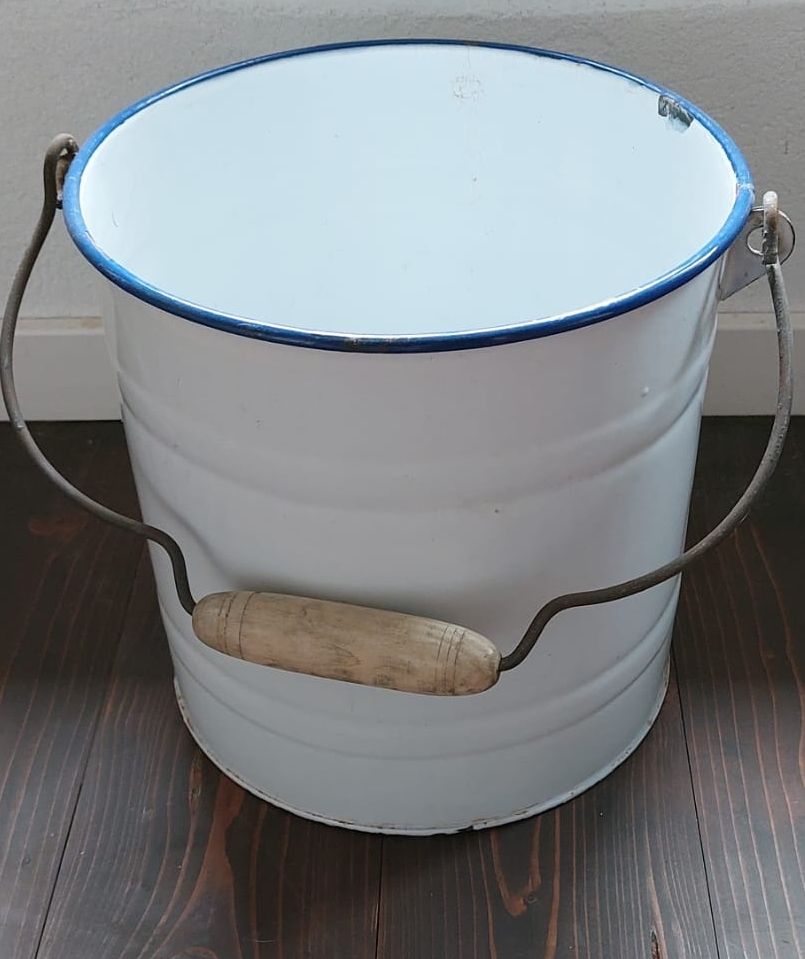 Altro per la casa: Sehr schöner Emaille Eimer, Weiss mit blauem Rand – Usato da Zweidlen venduto da VG159