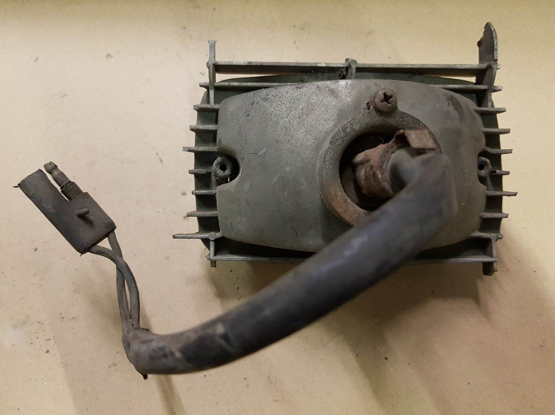 Chrysler Tutti pezzi di ricambio auto: Chrysler Valiant, Lampen im Grill – Usato da Niedergösgen venduto da usc_8qc6 4