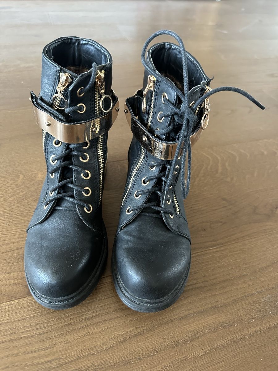 Scarpe da donna: Stiefelette mit goldiger Schnalle – Usato da Wollerau venduto da sesi2204