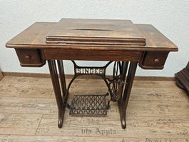 Antike Singer Nähmaschine mit originalem Holzschrank 1A