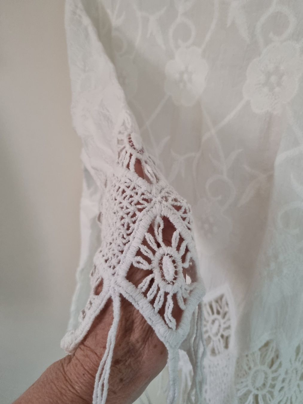 Blusen: Bluse, Shirt  weiss bestickt neu – Neu und originalverpackt aus geroldswil von Gumball1 2