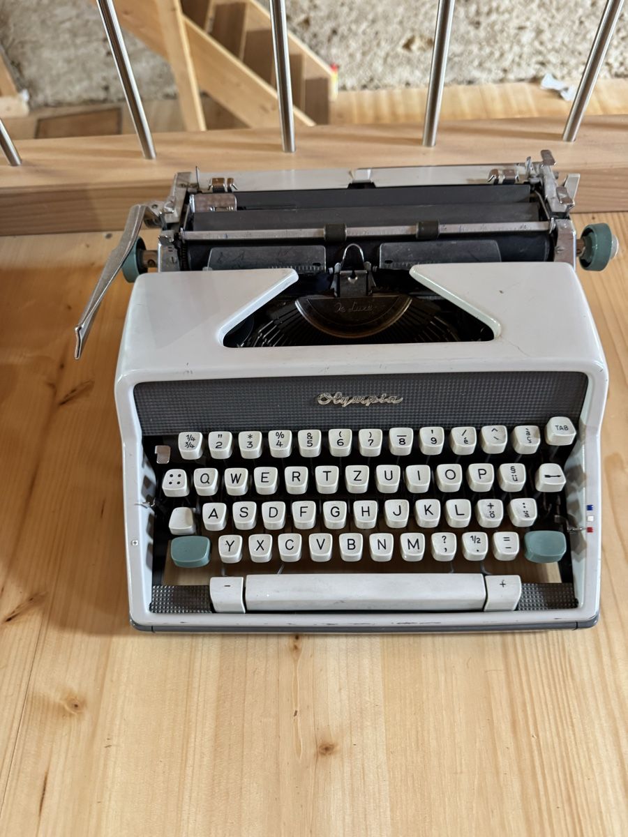 Macchine da scrivere: Olympia Schreibmaschine – Usato da Reigoldswil venduto da pet_dj8f