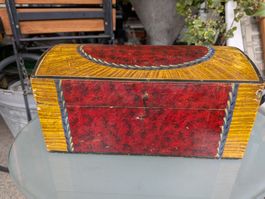 Antike kleine Holztruhe, vermutlich Badener Truckli rot gelb