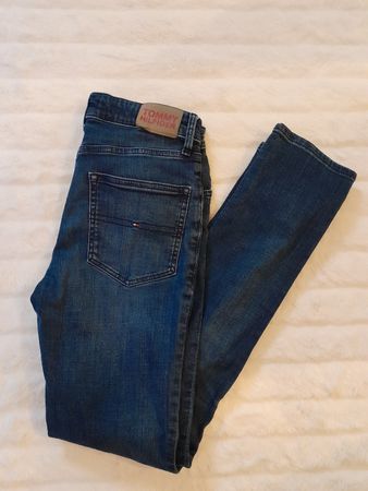 Jean Tommy Hilfiger, taille 28/32, comme femme
