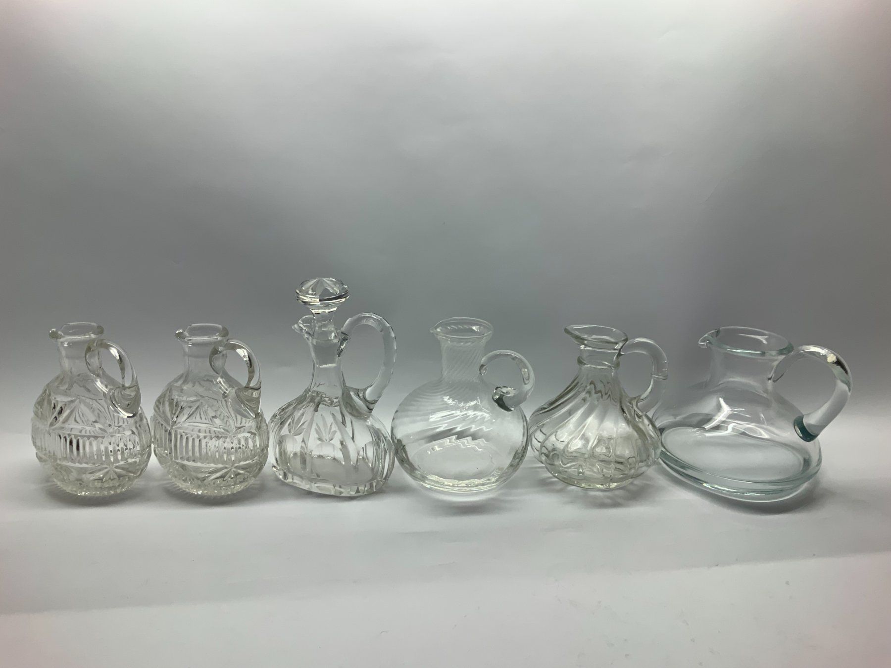 Gläser: 6 dekorative Glas-Kännchen und Mini-Karaffen – Gebraucht aus Rickenbach LU von Spalierelger