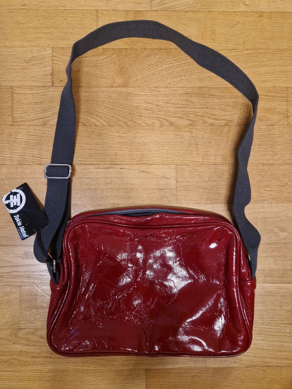 Sac En Papier Bleu Avec étiquette Noire Sans Texte Sur Fond Blanc Espace Copie Photo Verticale 34787348