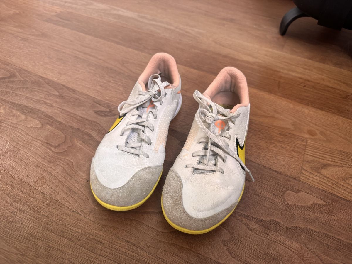 Nike Scarpe per ragazzi: Nike Tiempo Hallenschuhe, Gr. 35.5 gebraucht – Usato da Luzern venduto da simona80 1