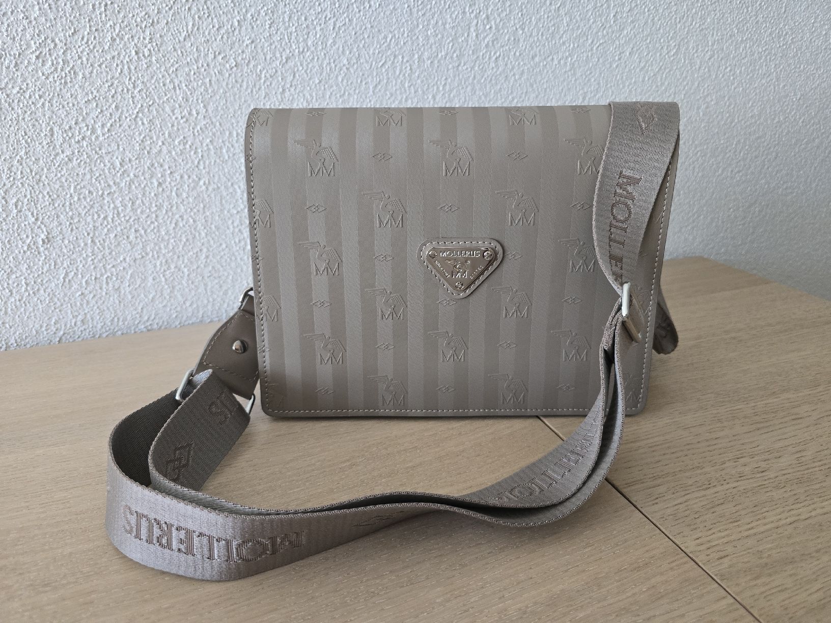 Maison Mollerus Taschen für Damen: Maison Mollerus Modell Wil taupe silber – Neu (gemäss Beschreibung) aus Attinghausen von Sonjahauser 1
