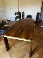 Schöner Holztisch mit Sitzbank