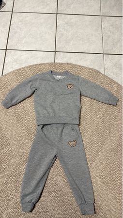 Cozy Kids' Grey Tracksuit with Bear Appliqué - Size 3 Years