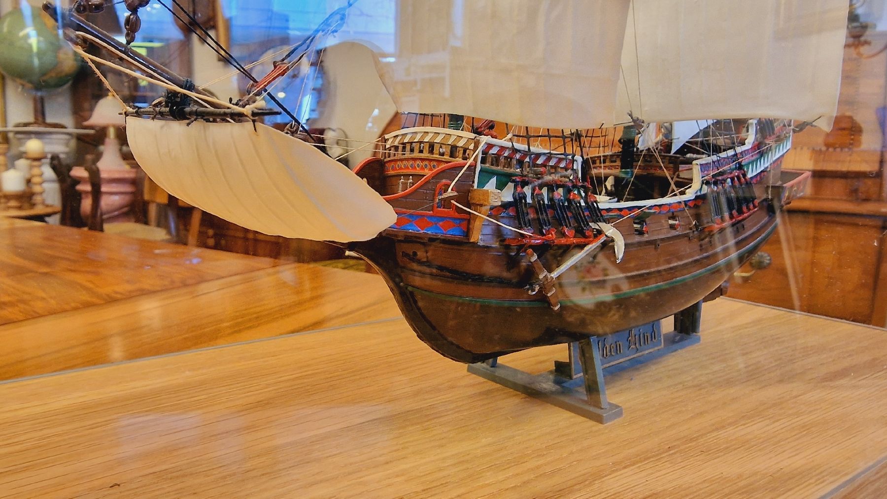 Kit di modellismo & Modellini statici: Schönes Modellschiff Golden Hind mit Vitrine – Usato da BERN venduto da Intarsia 2