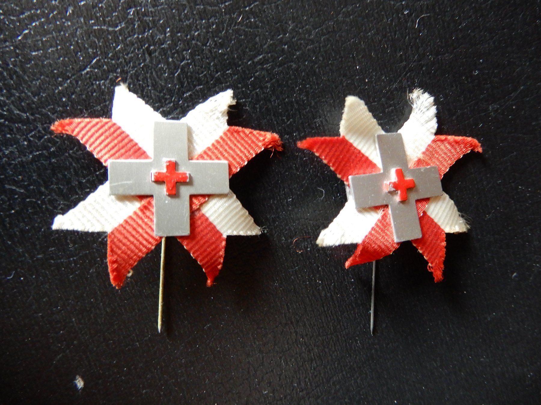 Swiss Placchette & Badge: 1. August Abzeichen 1944 Variante 1 und 2 – Usato da Senèdes venduto da Framboise52