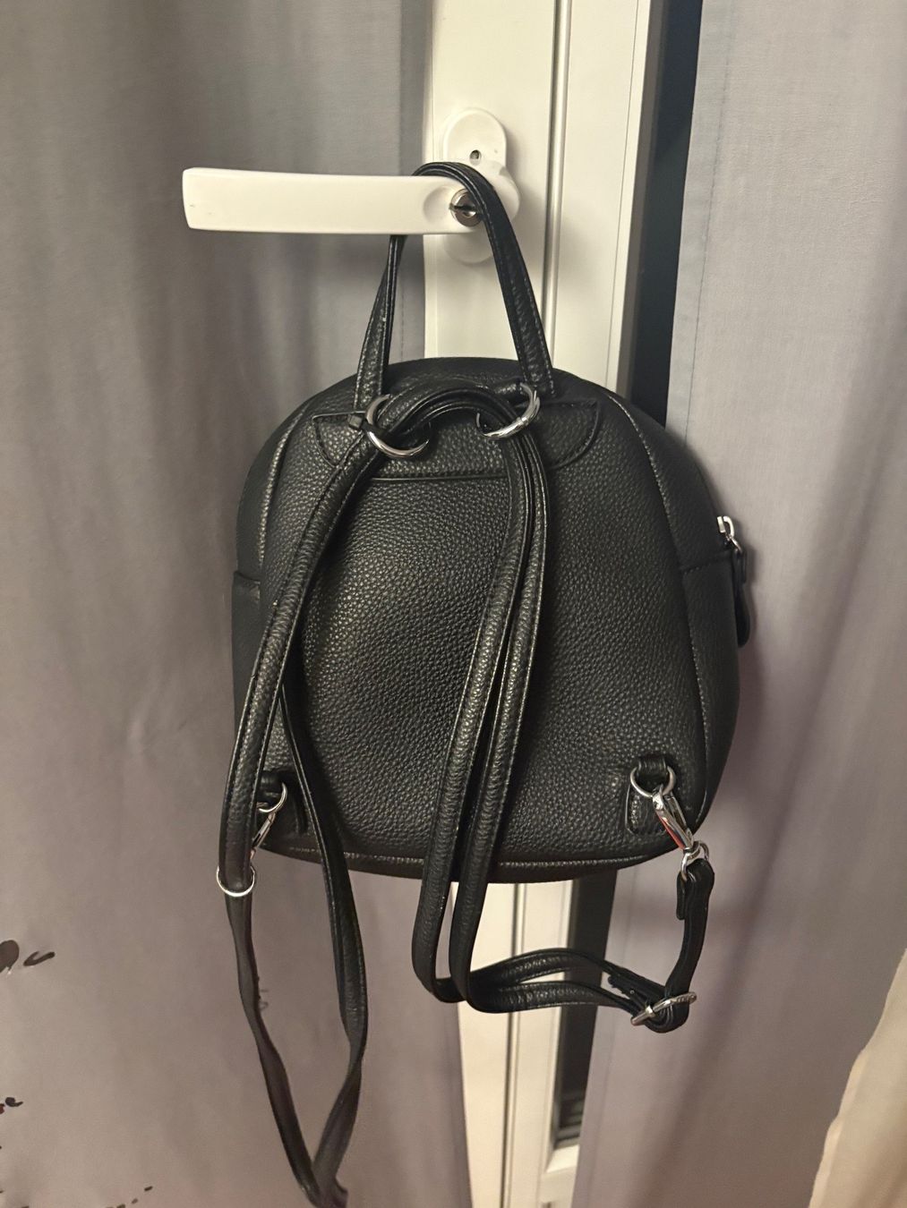 Zaini: 💖 Petit sac à dos noir à cœurs pailletés – Usato da Lausanne venduto da ine_6c2m 2