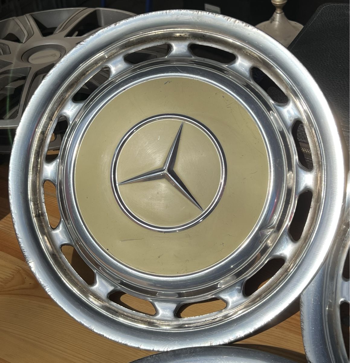 Mercedes-Benz Alle Autoersatzteile: Auto Mercedes - Benz Radkappen – Gebraucht aus Huttwil von  3
